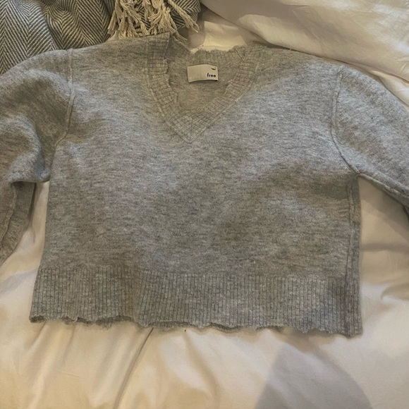 V-neck aritzia grey sweater - Picture 2 of 3
